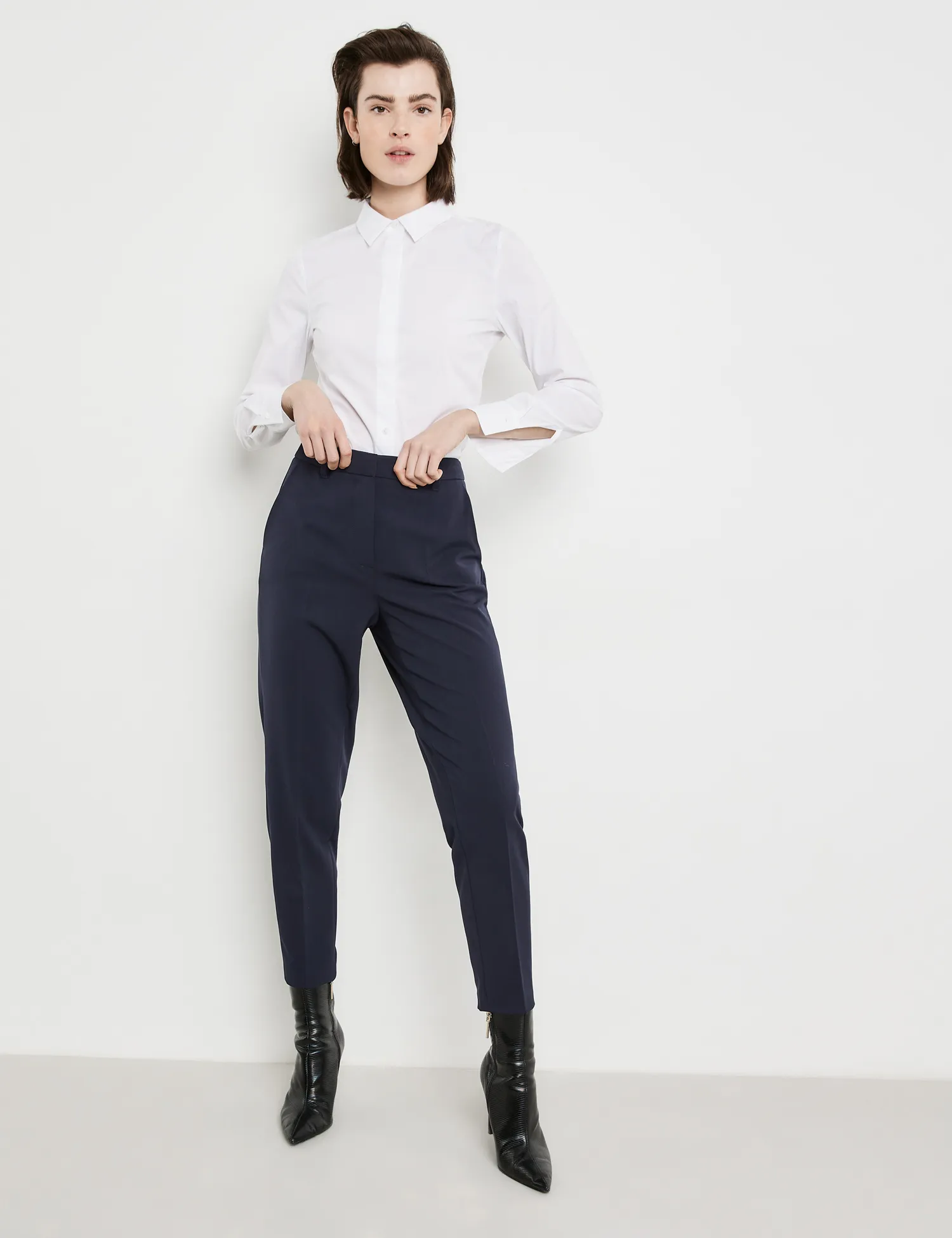 Crease-resistant 7/8-length trousers in a slim fit