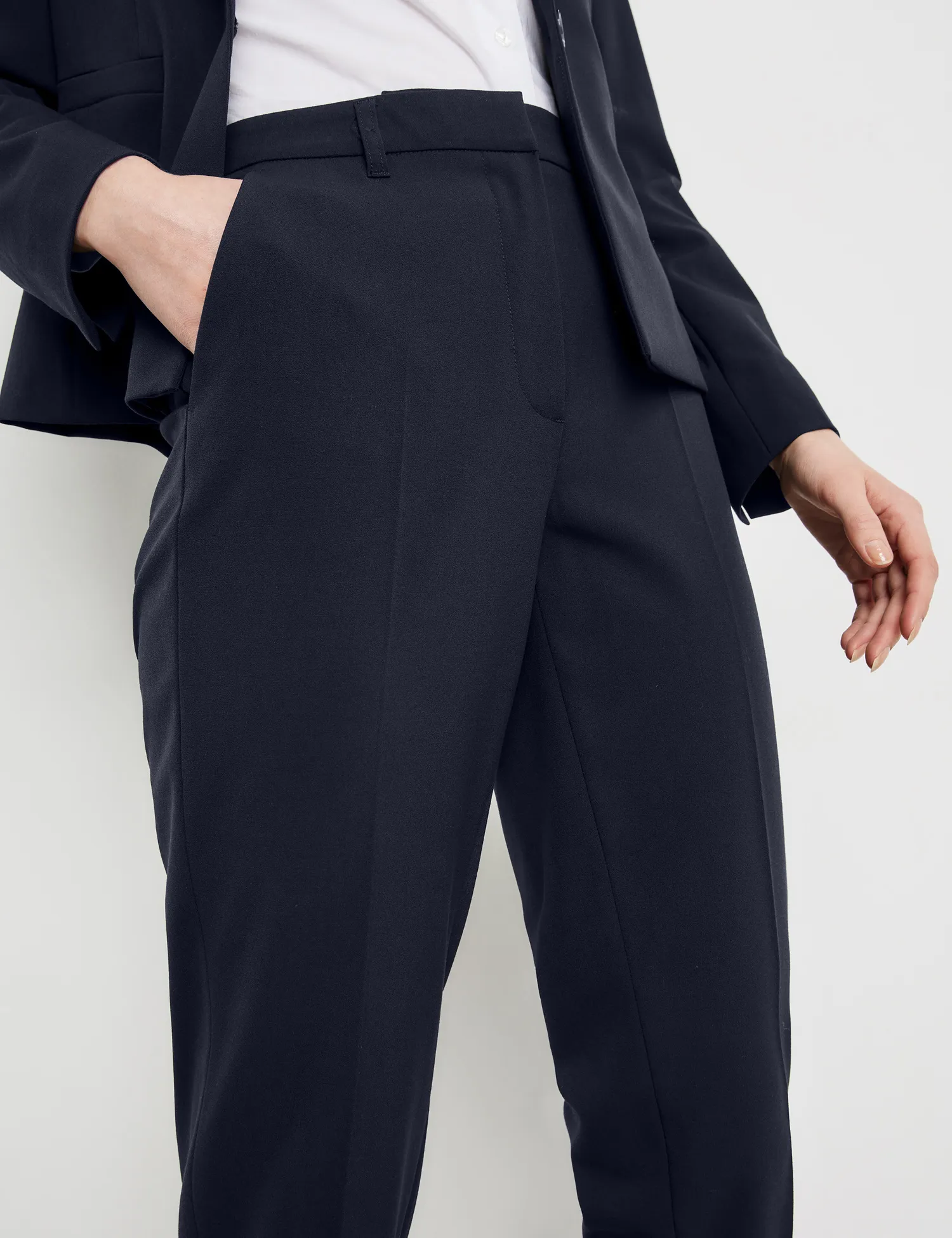 Crease-resistant 7/8-length trousers in a slim fit