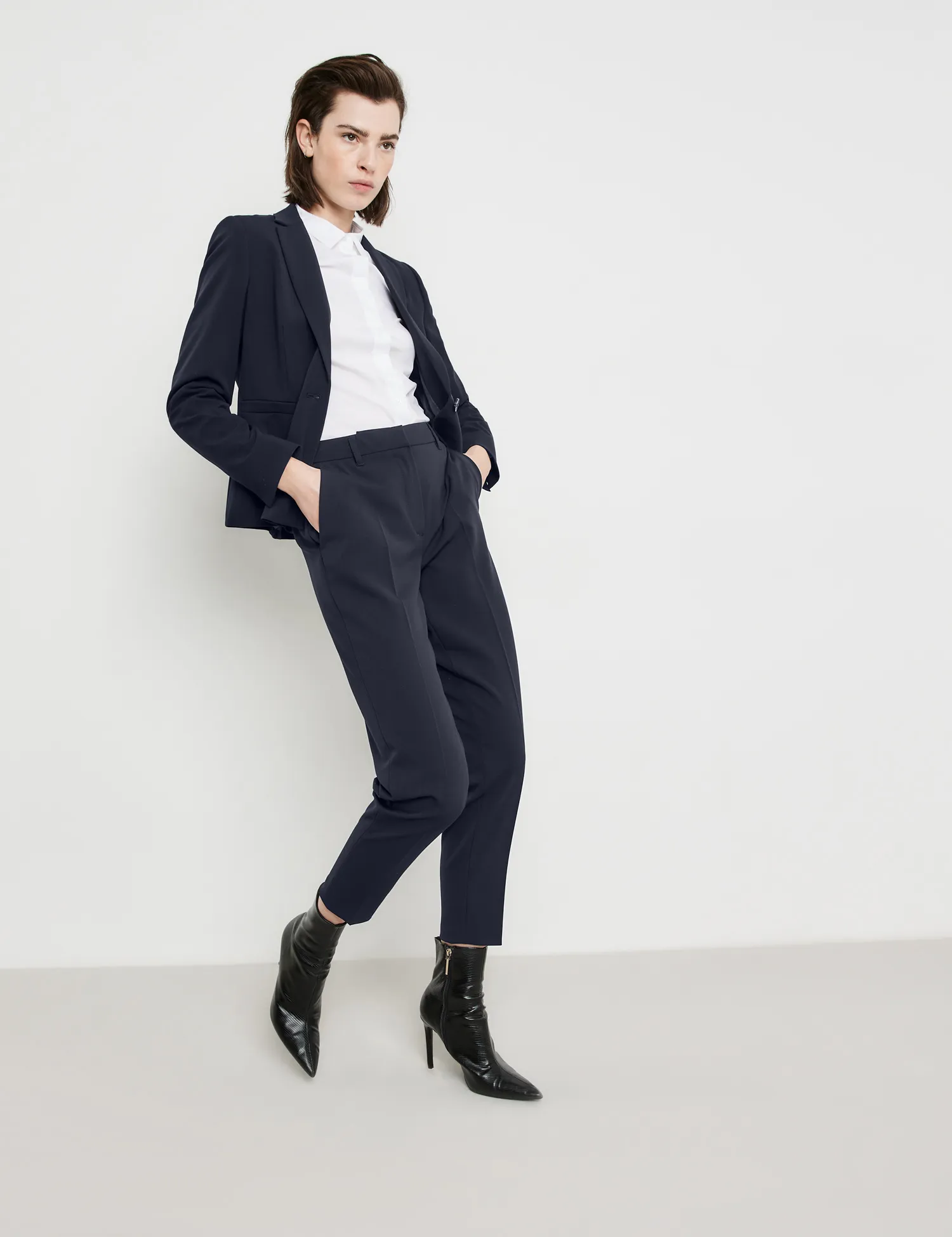 Crease-resistant 7/8-length trousers in a slim fit