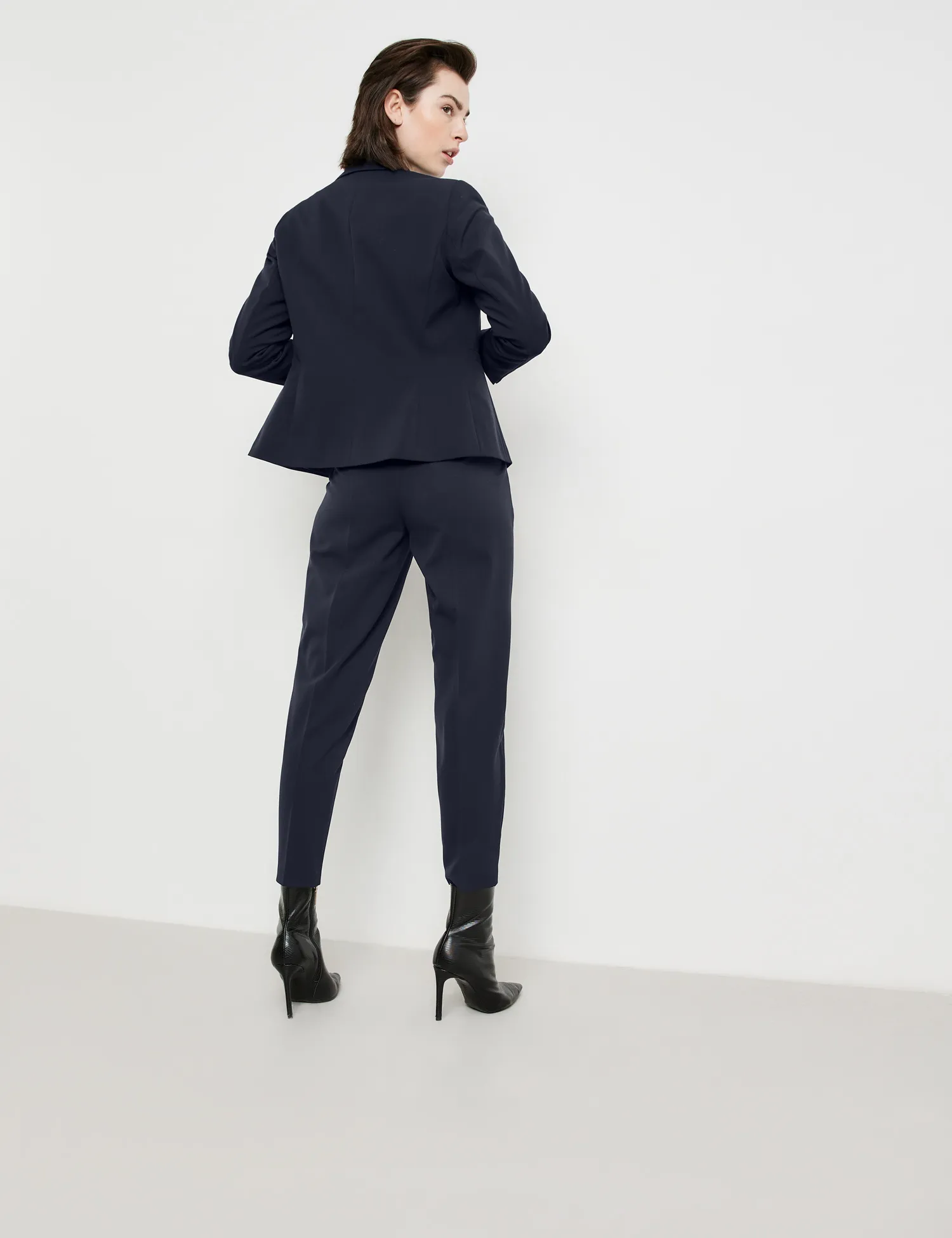 Crease-resistant 7/8-length trousers in a slim fit