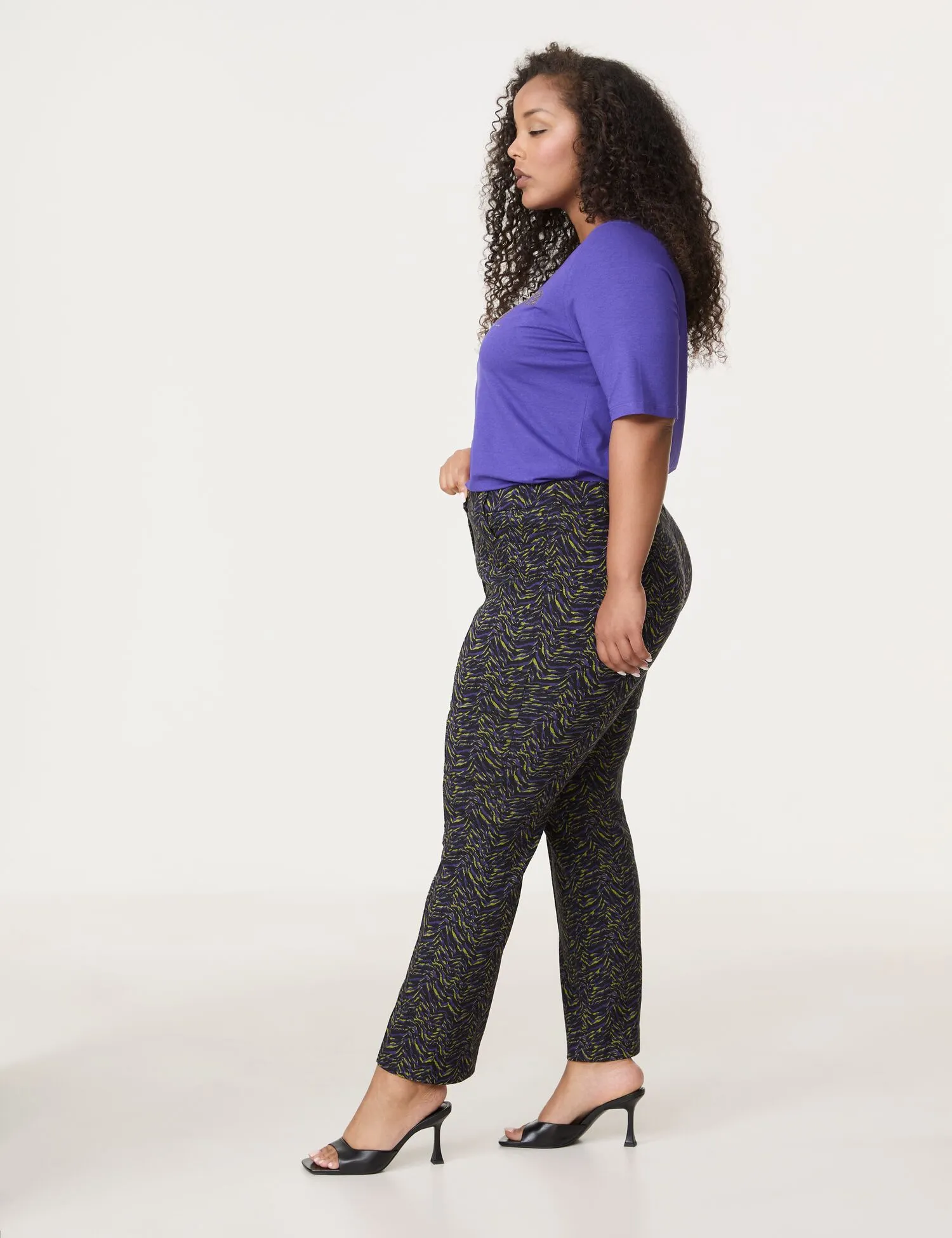 Patterned 7/8-length trousers with a kick flare, Betty