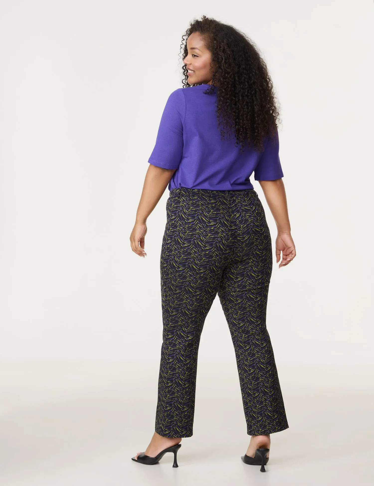 Patterned 7/8-length trousers with a kick flare, Betty