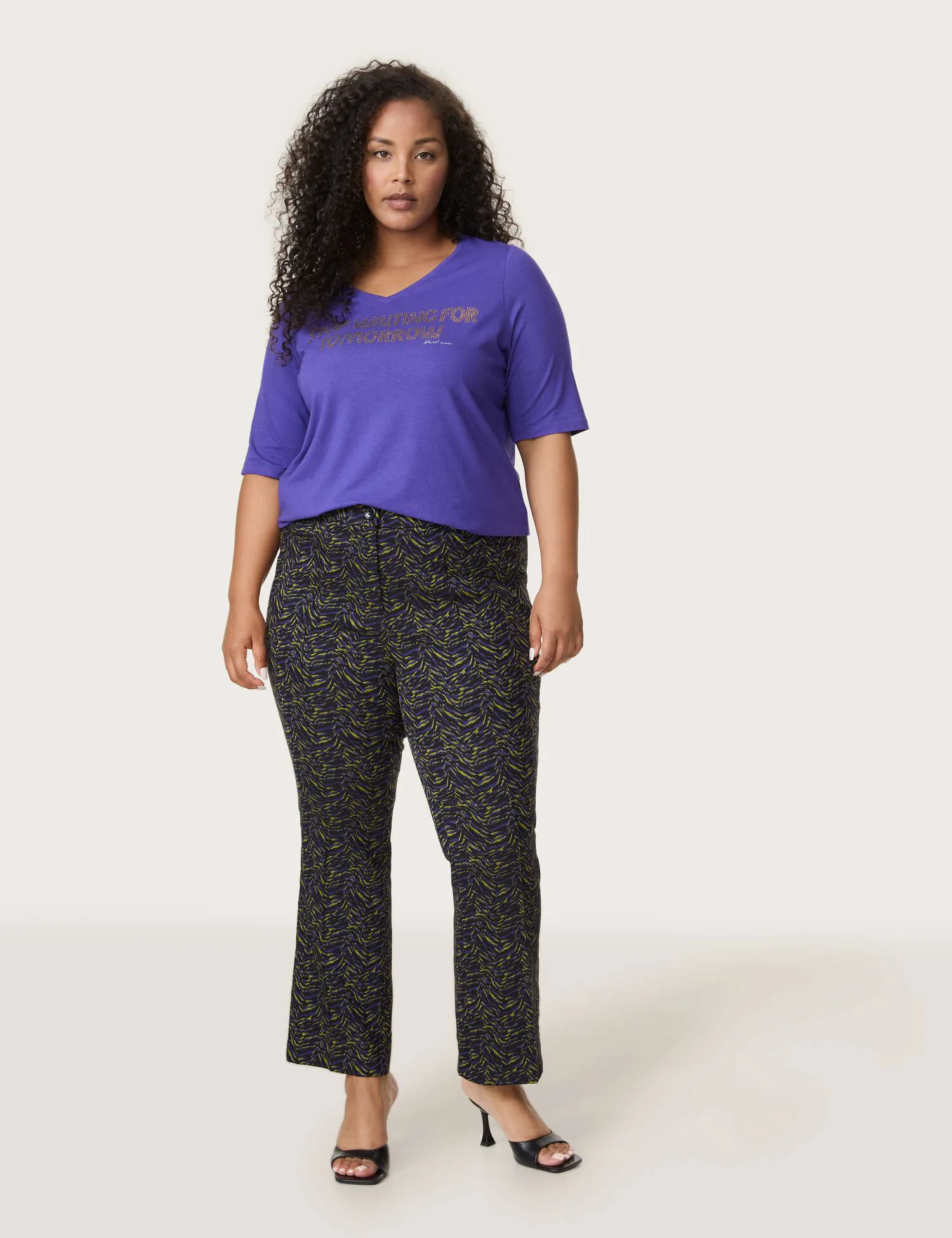 Patterned 7/8-length trousers with a kick flare, Betty